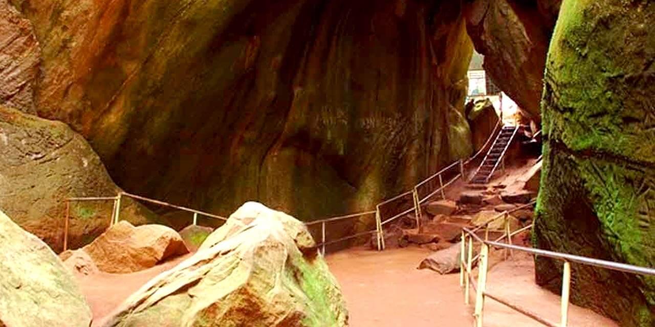 edakkal caves wayanad cabs